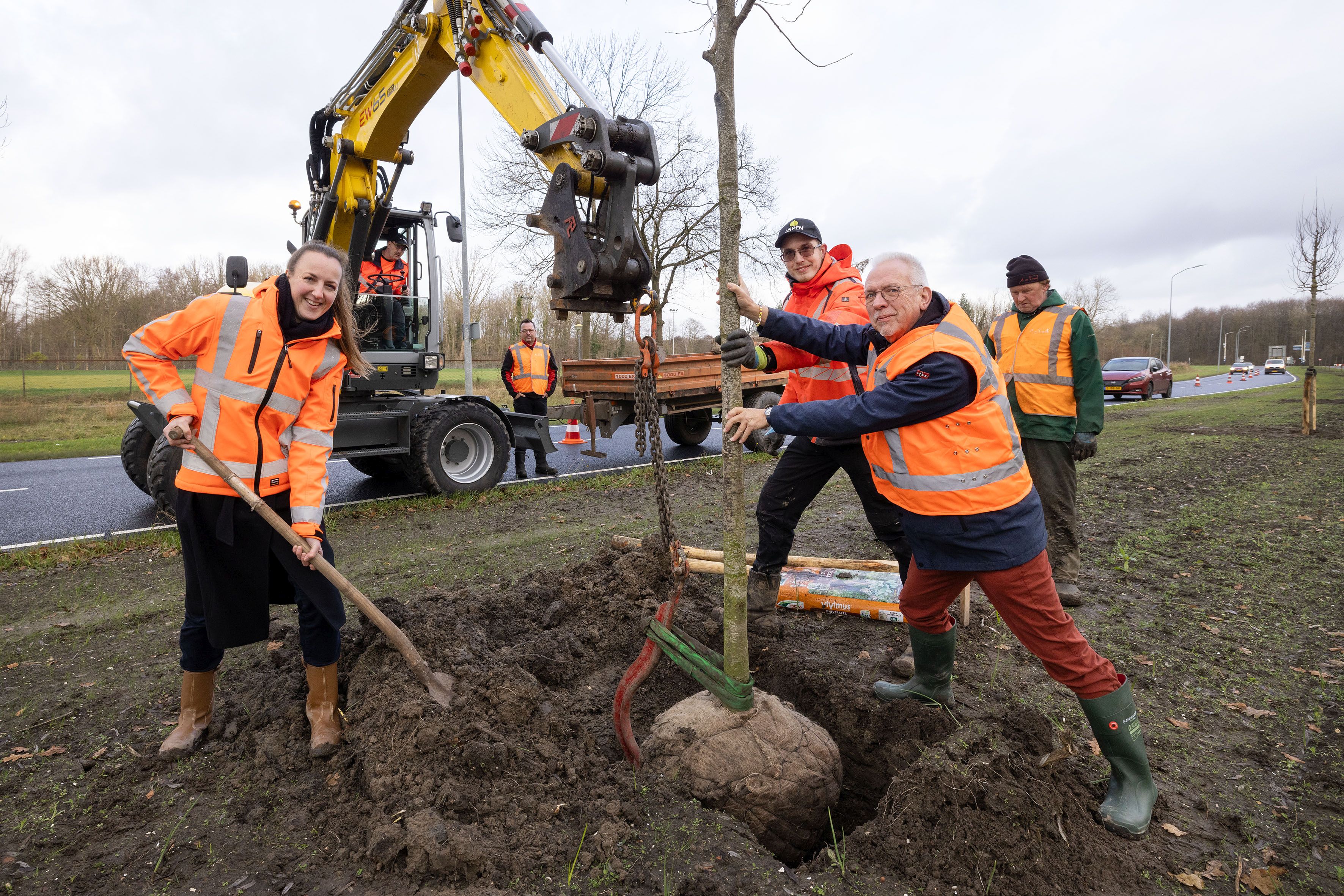 Wethouder Sjaak Kruis plant een boom